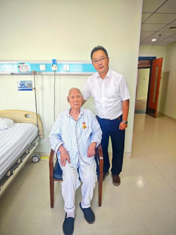 津投資本系統6名抗戰老兵榮獲“中國人民抗日戰爭勝利80周年”紀念章